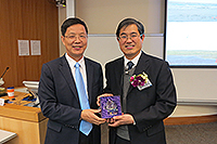 Prof. Zhang Jianhua, Director of State Key Laboratory of Agrobiotechnology (Partner Laboratory in The Chinese University of Hong Kong) presented a souvenir to Prof. Kang ShaozhongDivision of Agriculture